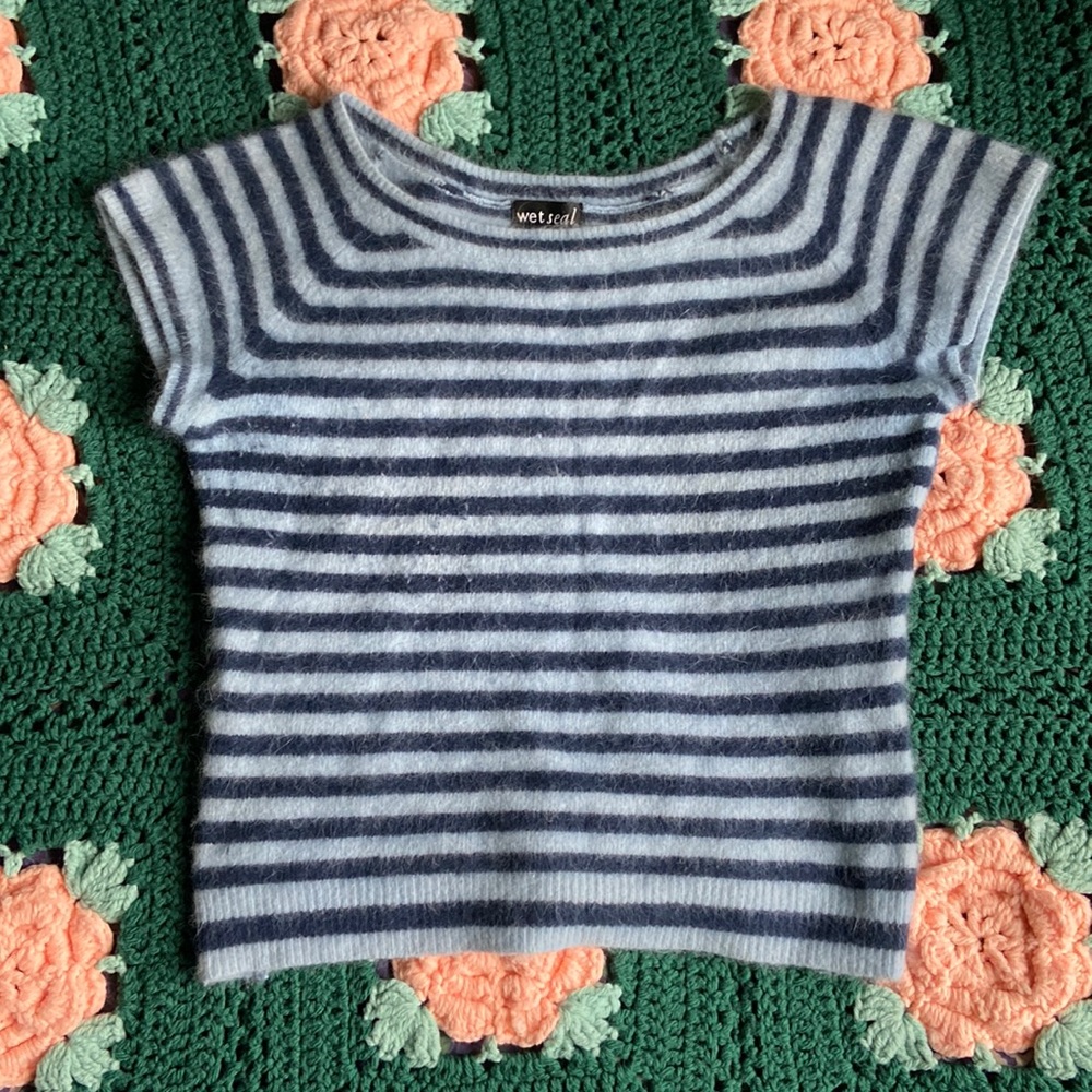 Large Y2K wet seal cropped fuzzy t shirt